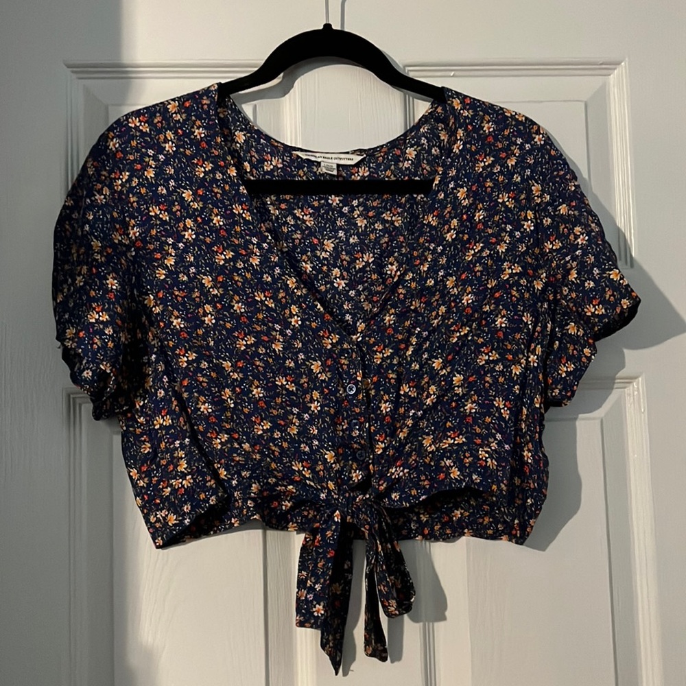 American Eagle matching set. Cropped button shirt with tie and matching shorts.